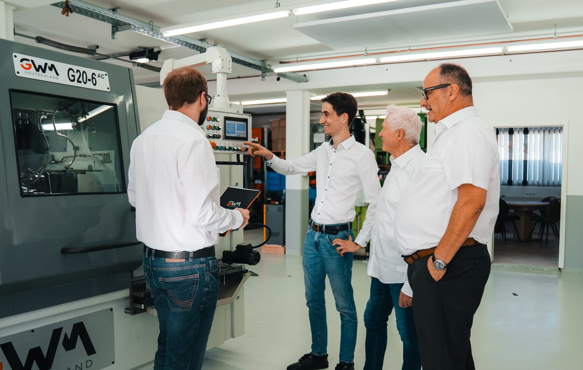 Gespräch an der Maschine in der GWM-Halle