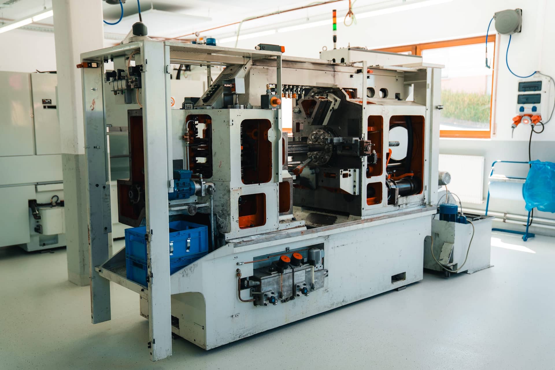 Geöffneter Mehrspindeldrehautomat in der Werkstatt