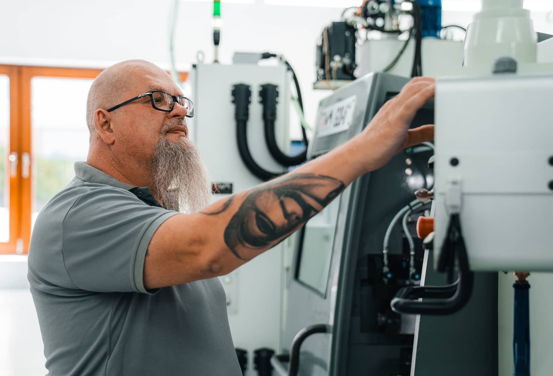 Servicetechniker stellt eine Maschine ein