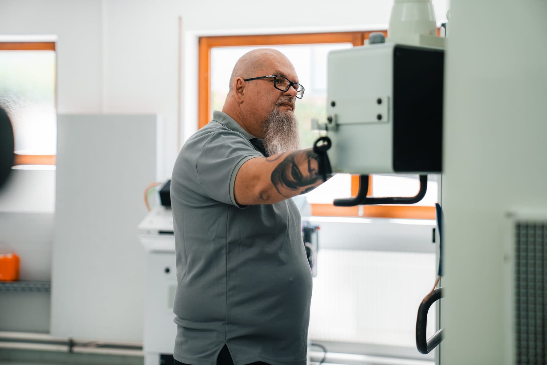 Techniker arbeitet an der Steuerung einer Maschine