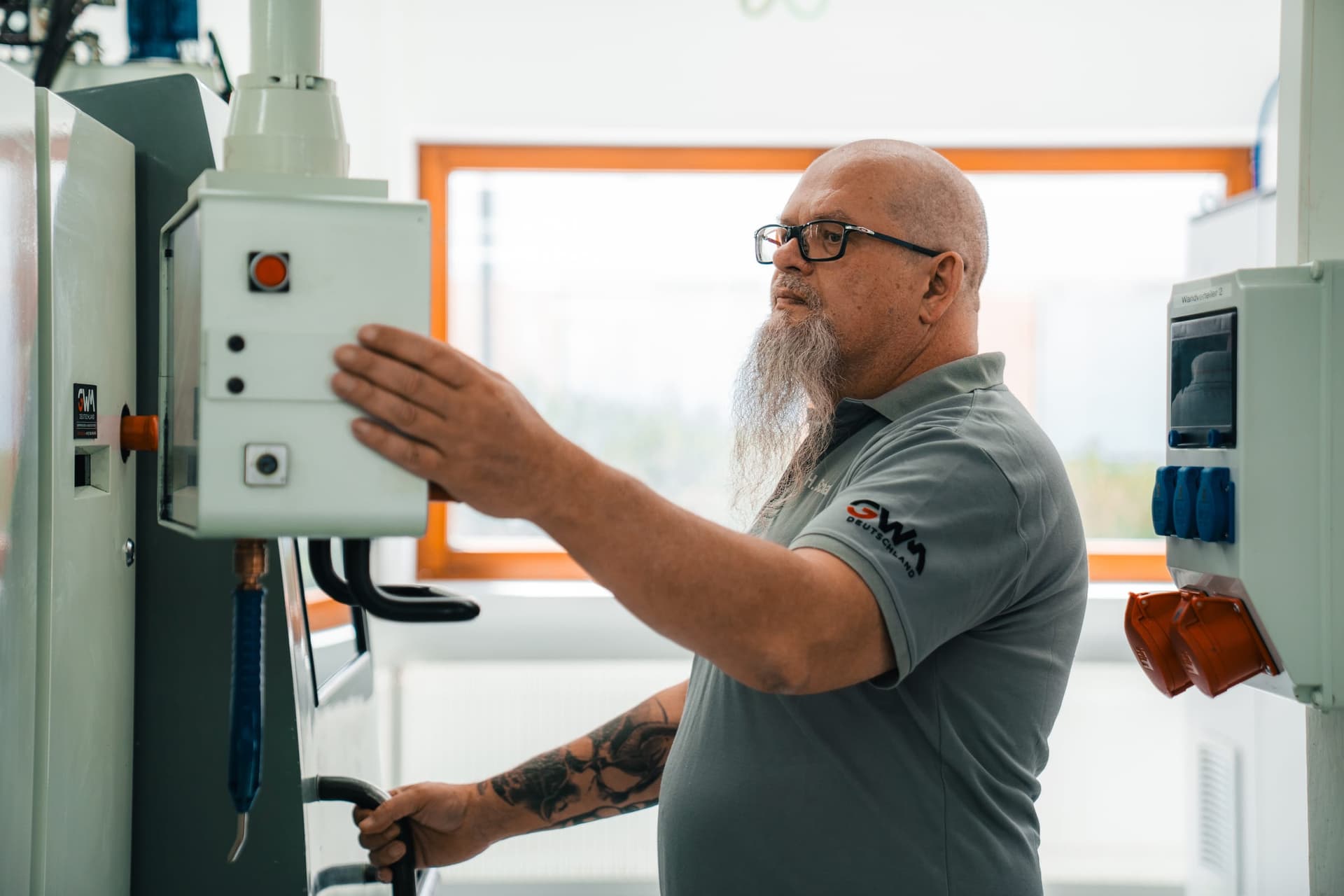 Techniker an der Steuerung eines Mehrspindlers beim Kunden