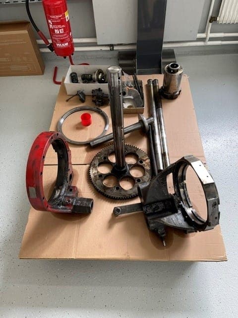 Ausgebaute Teile auf dem Tisch